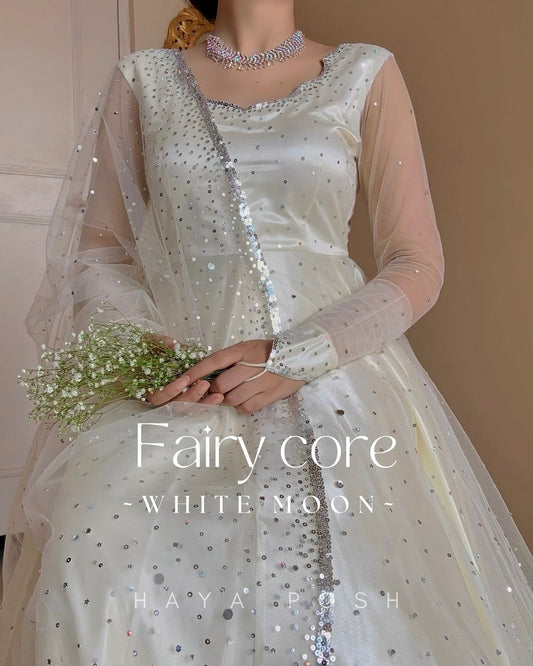 White Moon Lehenga Lehenga Hayaposh India.