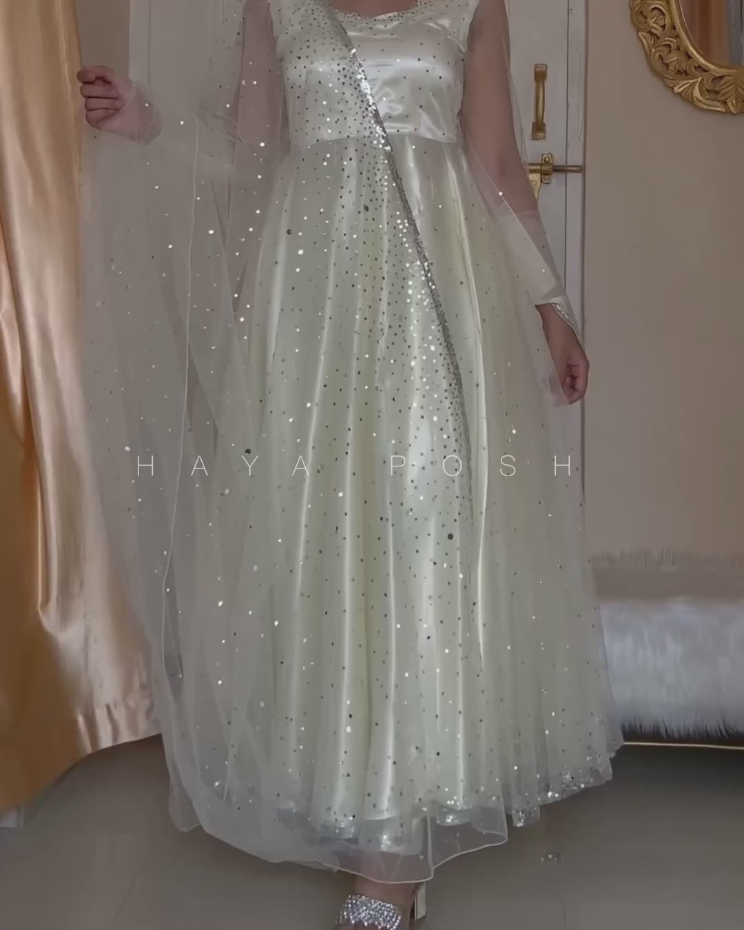 White Moon Lehenga Lehenga Hayaposh India.