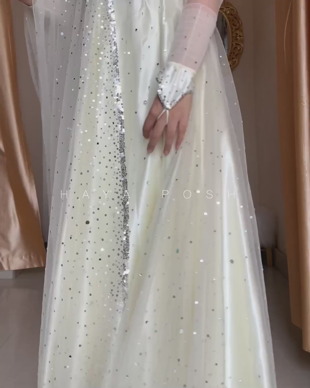 White Moon Lehenga Lehenga Hayaposh India.